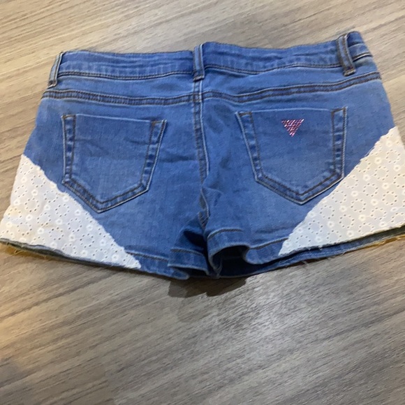 Girls guess shorts - Picture 2 of 2